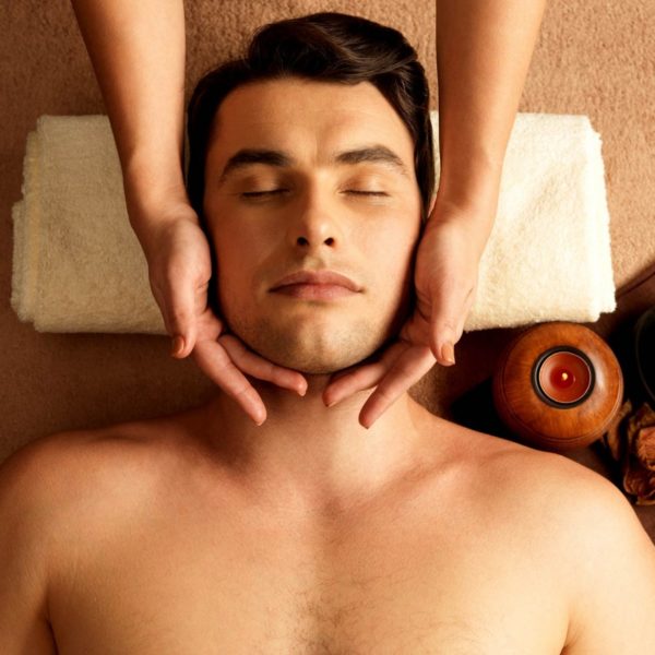 Massage du visage homme